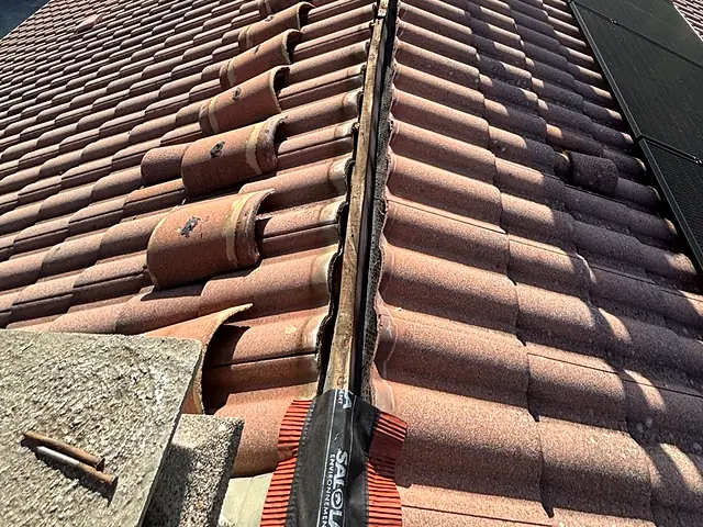 Le closoir ventilé, juste avant la repose des faîtières. Faîtage refait à sec, chantier de Trois Massifs Toiture.