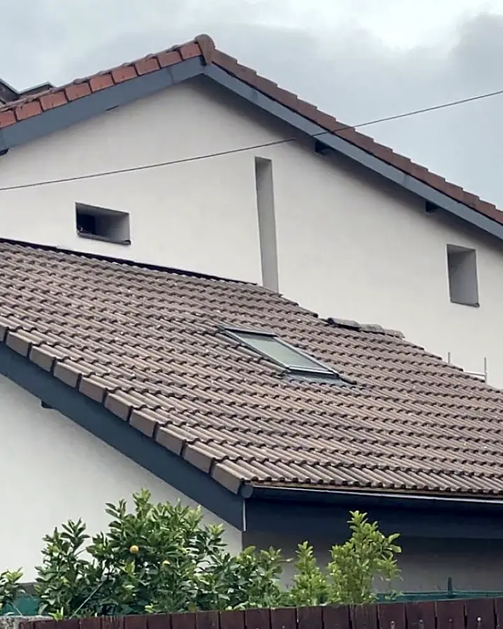 La toiture terminée, vue de la rue. Fenêtre de toit et remaniement, chantier de Trois Massifs Toiture.
